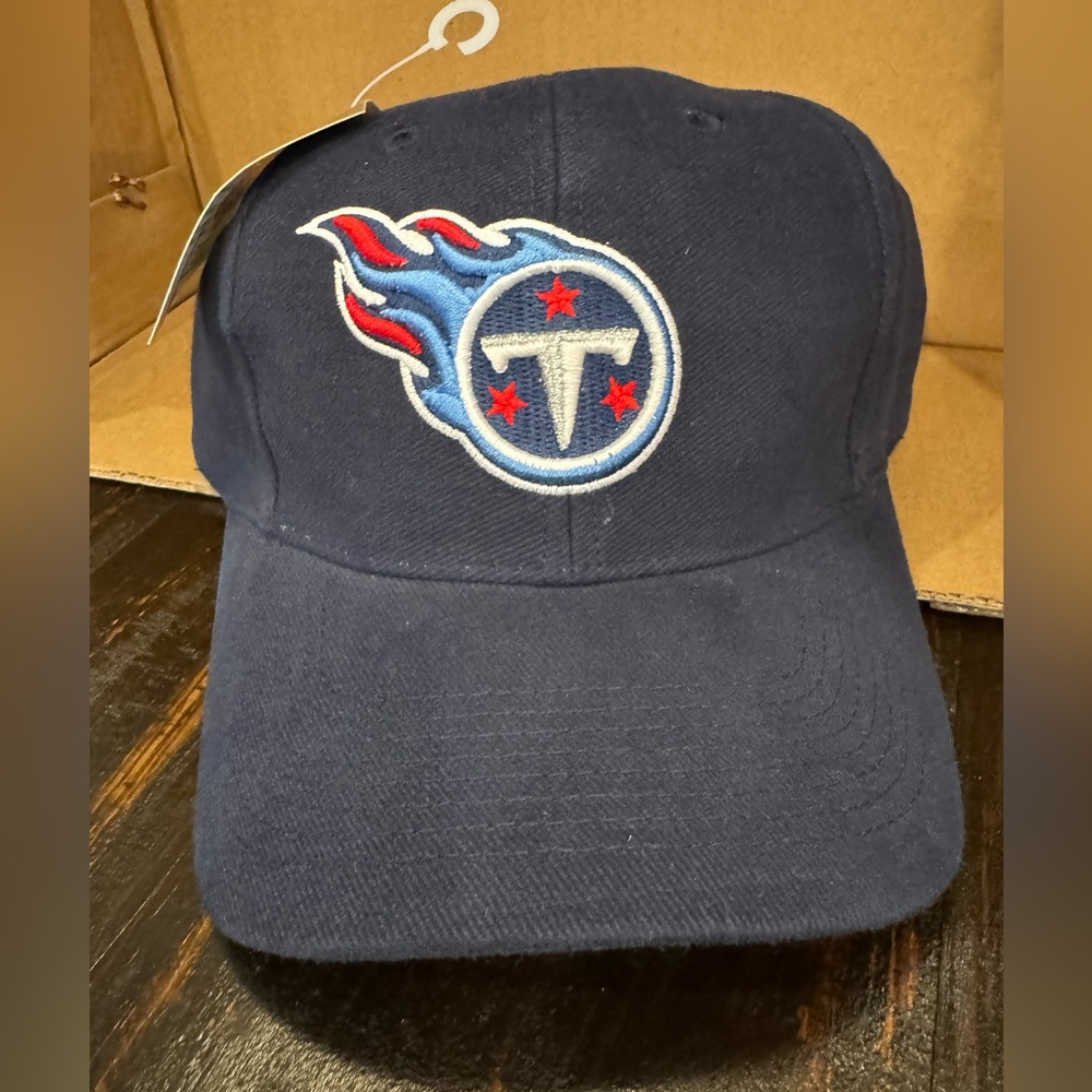 Men’s Tennessee titans NWT Velcro back. One size fits all.